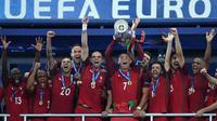 Cristiano Ronaldo bersama Timnas Portugal menjuarai Piala Eropa 2016 setelah mengalahkan Prancis, 1-0. (AFP)