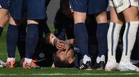 Pemain PSG, Neymar saat alami cedera hari Minggu (19/02/2023). Dia mengawalinya pada laga kontra Lille. (FRANCK FIFE / AFP)