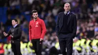 Pelatih Zinedine Zidane saat mendampingi Real Madrid melawan Leganes pada leg kedua perempat final Copa del Rey 2017/2018 di Santiago Bernabeu. (JAVIER SORIANO / AFP)