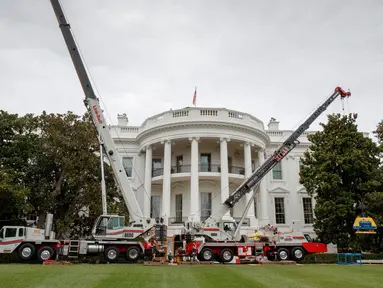 Kendaraan alat berat berada di depan Gedung Putih selama proses renovasi di Washington, 11 Agustus 2017. Menurut General Services Administration Gedung Putih, renovasi ini menelan biaya sekitar Rp 45 miliar. (AP Photo/J. Scott Applewhite)