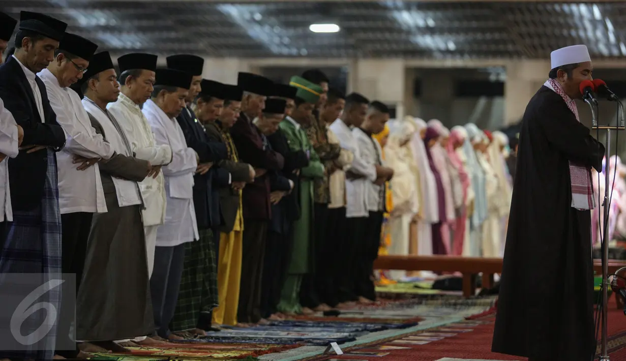 Suasana Salat Tarawih pertama di Masjid Istiqlal, Jakarta, Rabu (17/6/2015). Ribuan jamaah memadati Masjid Istiqlal di malam pertama Ramadan. (Liputan6.com/Faizal Fanani)
