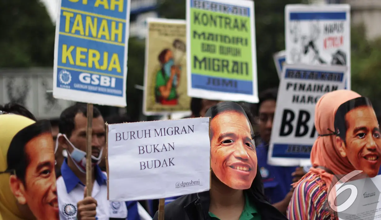 Sejumlah pendemo mengenakan topeng Jokowi saat menggelar aksi di Istana Negara, Jakarta, Kamis (18/12/2014). (Liputan6.com/Faizal Fanani)