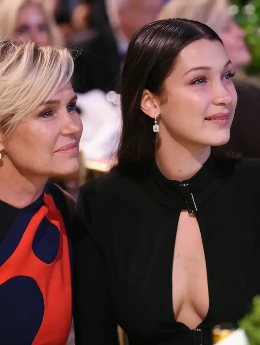 Bella Hadid juga tak luput dari pengawasan sang ibunda, Yolanda Hadid. Terlebih lagi, Yolanda sudah bergelut di dunia catwalk sejak tahun 80-an. (AFP/Bintang.com)