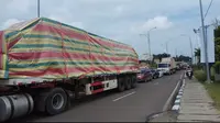 Truk barang bermuatan besar yang membuat macet jalan di Kota Palembang (Liputan6.com / Nefri Inge)