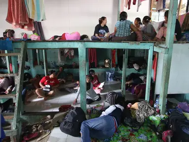 PRT infal menunggu pesanan di penyedia tenaga kerja Bu Gito, Jakarta, Kamis (30/6). Menjelang lebaran, permintaan PRT inval meningkat 10% dibanding tahun lalu, dengan tarif Rp140ribu perhari. (Liputan6.com/Immanuel Antonius)