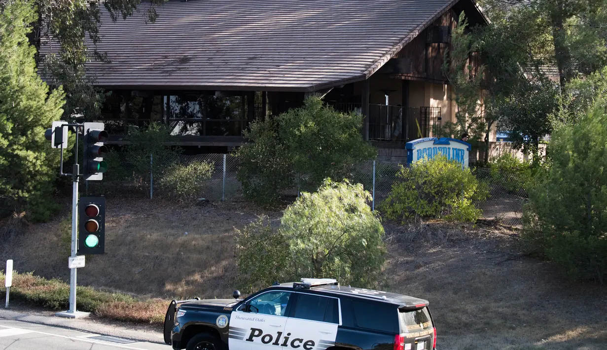 Mobil polisi parkir di dekat lokasi penembakan massal di Borderline Bar & Grill di Thousand Oaks, California (8/11). Pelaku penembakan di bar tersebut diduga pernah bertugas di Korps Marinir pada 2008-2013. (AFP Photo/Robyn Beck)