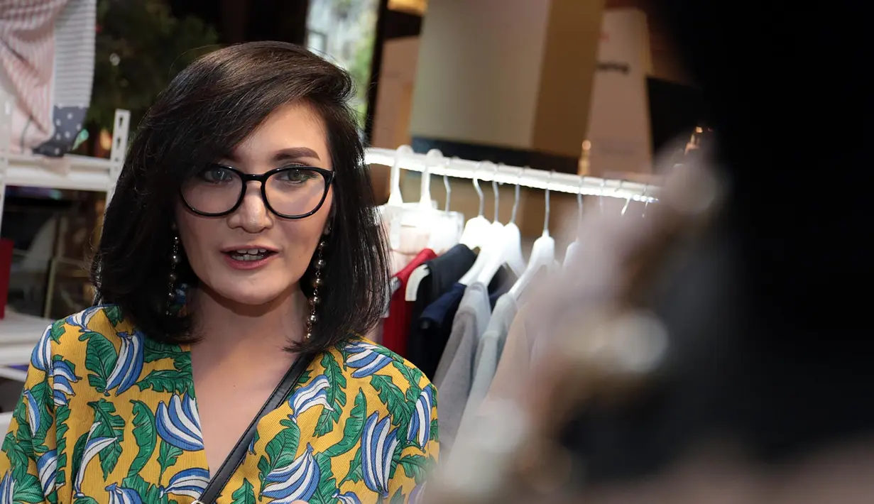 Bintang sinetron Kiki Amalia sudah mulai jarang terlihat di layar kaca. Lantas apa kegiatan mantan istri pemain sepak bola Markus Horison ini. Saat ditemui di kawasan Kota Kasablanka ia mengaku sedang menekuni dunia bisnis. (Deki Prayoga/Bintang.com)