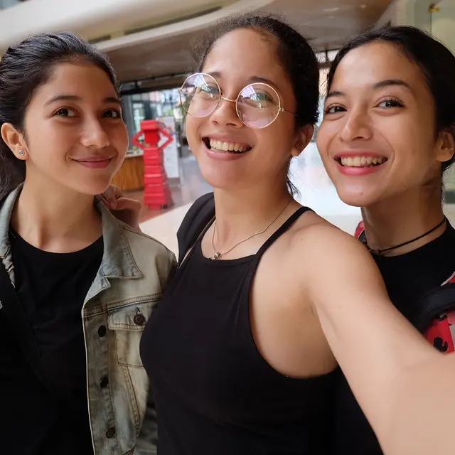 6 Potret Kebersamaan Putri dan Sitha Marino yang Jarang Tersorot, Kompak Banget