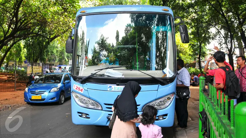 20160407-Transjakarta Operasikan Armada Bus di Stasiun Tebet-Jakarta