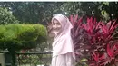 Keputusan menutup aurat Meyda Sefira, sejak mendapat hidayah tahun 2008. Sejak itu, bintang Ketika Cinta Bertasbih itu kebanjiran rezeki. Sebelumnya, ia bekerja serabutan, mengepel lantai, pelayan hingga kasir restoran. (Instagram)