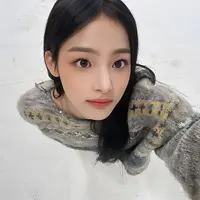 Minji NewJeans namanya sedang banyak diperbincangkan. Tak hanya karena ia merupakan visual dari grup yang juga tengah populer NewJeans, tapi baru-baru ini, ia juga baru saja dinobatkan sebagai brand ambassador dari high end brand Chanel untuk kategori fashion, jam tangan, dan beauty. Foto: Instagram.