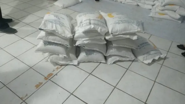 Beras bantuan sosial (bansos) Bulog yang dikeluhkan warga Pandeglang karena menggumpal. Dok Bulog