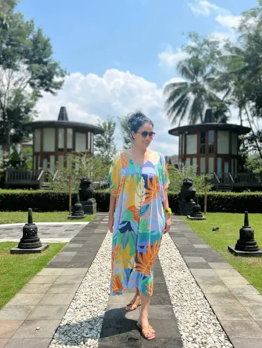 Seru menikmati liburan bersama keluarga di Candi Borobudur, Marcella Zalianty menginap di hotel dekat dengan kawasan candi. Selama berada di hotel, dirinya pun tampil santai dan kasual mengenakan daster yang menuai banyak sorotan netizen. (Liputan6.com/IG/@marcella.zalianty)