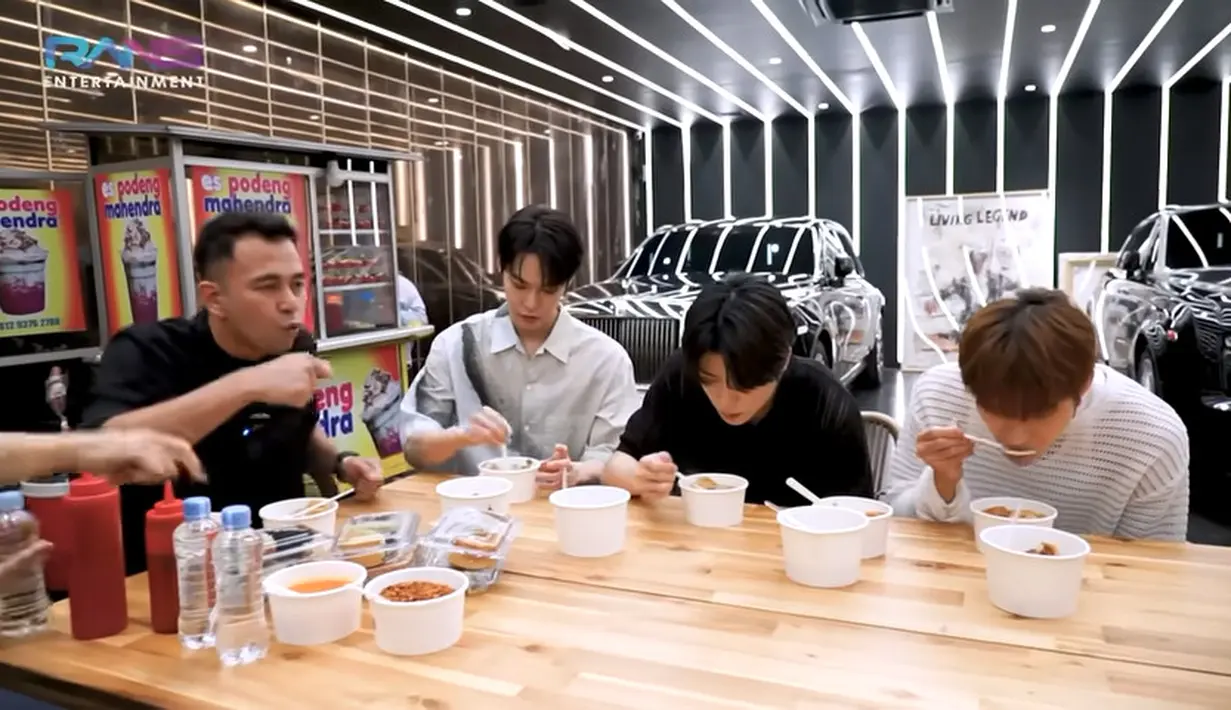 Tampak para member tersebut menikmati hidangan yang telah disediakan, dari  mulai bakso, es podeng hingga kue pukis. [Youtube/Rans Entertainment]