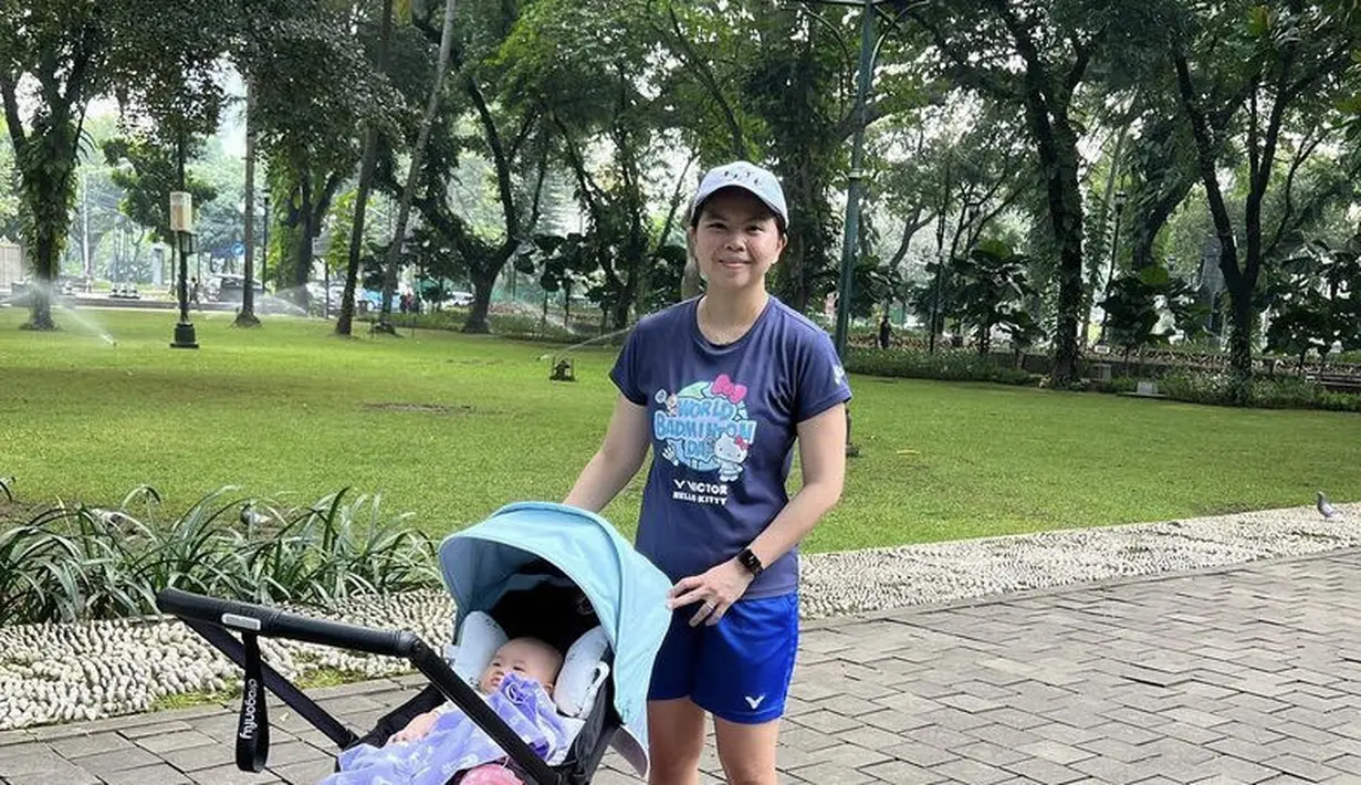 Greysia  masih tampil sporty saat mendorong stroller putrinya. Ia mengenakan t shirt, celana pendek, dah sneakers nya. [Instagram/@greyspolii]