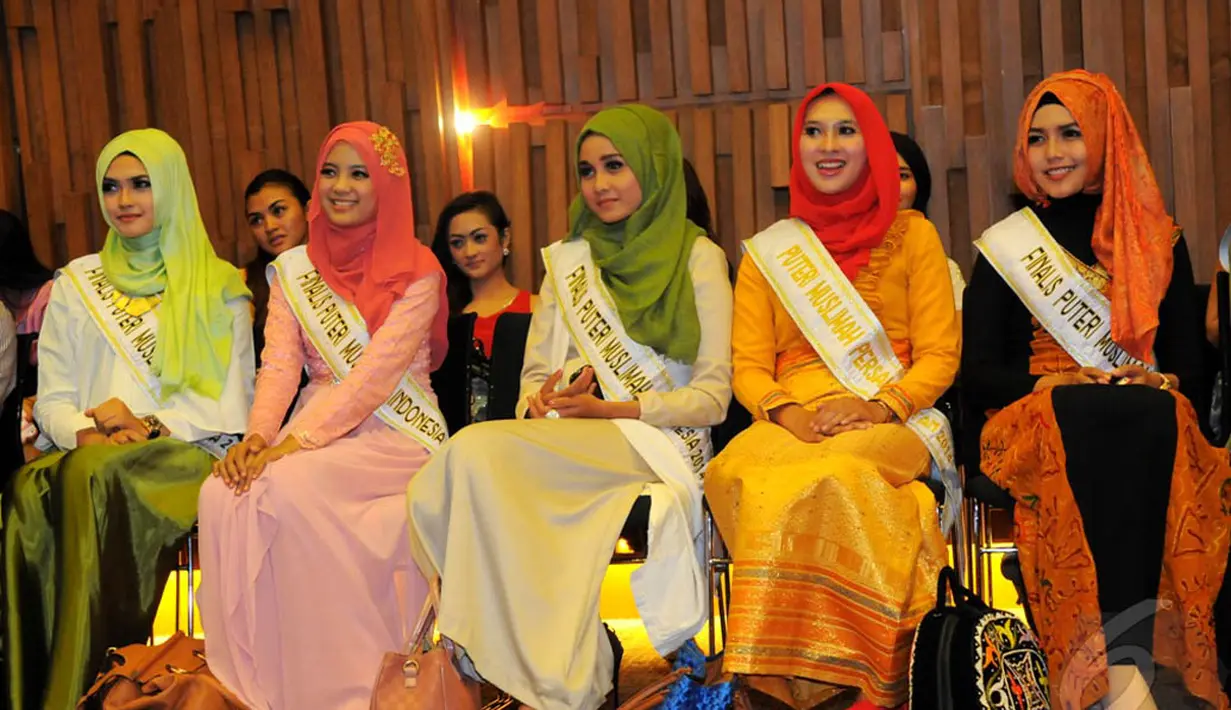 Para finalis puteri muslimah Indonesia 2014 saat konferensi pers perayaan Konser Raya 20 Tahun Indosiar di SCTV Tower, Senayan, Jakarta, Senin (5/1/2015). (Liputan6.com/Faisal R Syam)