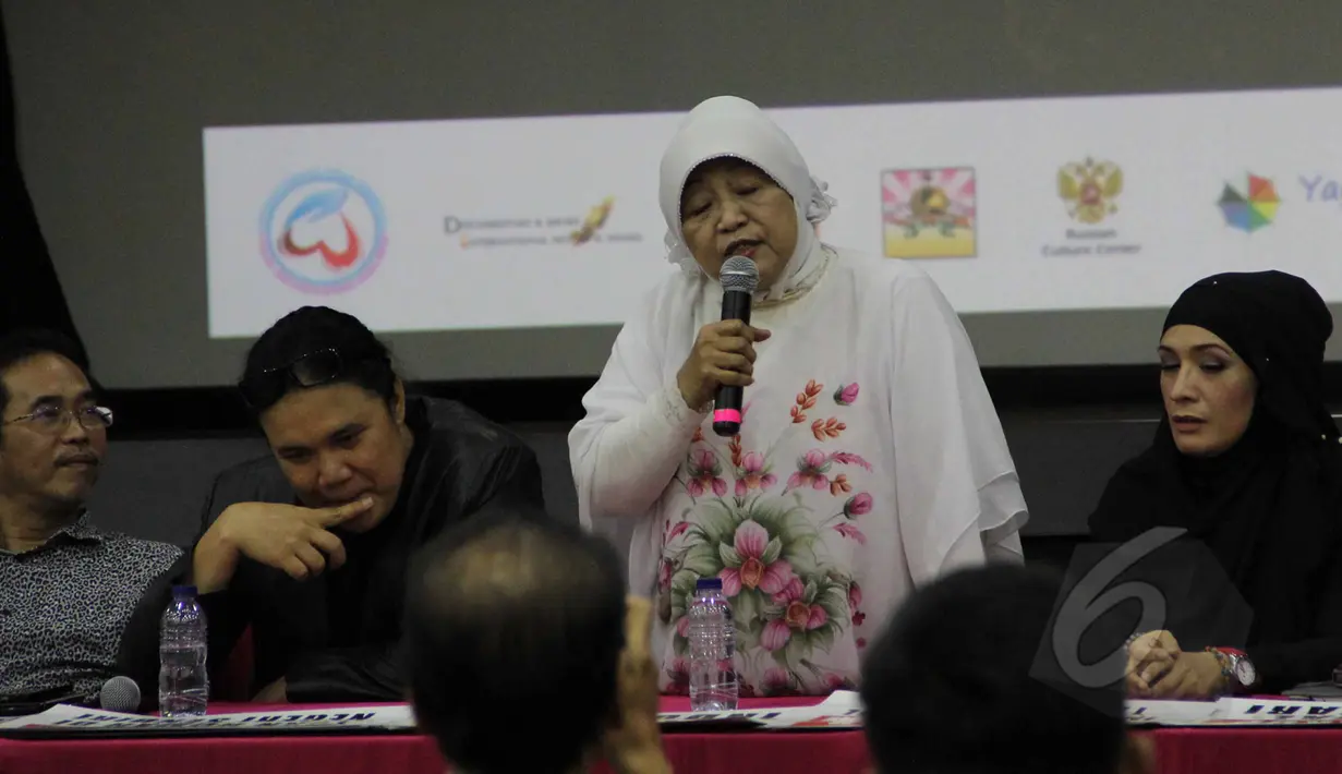 Penasihat DKR, Lily Wahid saat peluncuran petisi nasional 'Jadikan Film Indonesia Tuan Rumah di Negeri Sendiri' yang ditujukan kepada Presiden Jokowi di Pusat Kebudayaan Rusia, Jakarta, Senin (30/3/2015). (Liputan6.com/Helmi Afandi)
