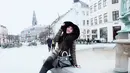Pada tahun 2018, wanita cantik yang mengawali karirnya sebagai peragawati ini tengah menikmati dinginnya Denmark. Sembari menggunakan jaket tebal, Elvira pun terlihat menikmati momen liburannya. (Liputan6.com/IG/elviraelph)