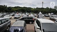 Sejumlah mobil warga terparkir di IRTI Monas, Jakarta, Rabu (15/2/2023). Pemerintah Provinsi DKI Jakarta melalui Dinas Lingkungan Hidup dan Dinas Perhubungan mulai menerapkan tarif disinsentif (tarif parkir tertinggi) di 11 lahan parkir bagi mobil yang tidak lolos uji emisi. (merdeka.com/Iqbal S. Nugroho)