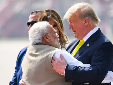 Perdana Menteri India, Narendra Modi (kiri) memeluk Presiden AS Donald Trump saat menyambut kedatangannya di Bandara Internasional Sardar Vallabhbhai Patel di Ahmedabad, Senin (24/2/2020). Trump tiba di India setelah melewati perjalanan panjang selama 17 jam dari Amerika Serikat. (MANDEL NGAN/AFP)