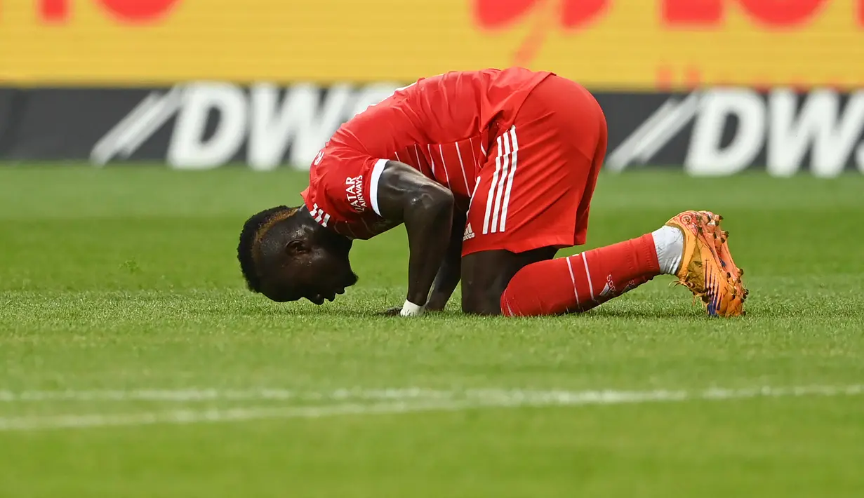 Kebiasaan bersujud sebagai rasa syukur usai mencetak gol tak pernah diliupakan oleh Sadio Mane dimanapun ia bermain. Kebiasaan ini selalu ia lakukan ketika ia membela Liverpool. (AFP/Christof Stache)