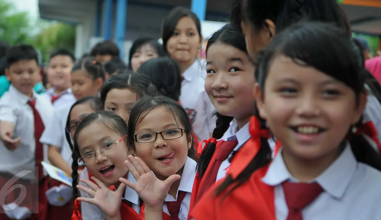 Anak - anak tampak antusias saat bermain di Ruang Publik Terbuka Ramah Anak (RPTRA) Krendang kawasan Tambora, Jakarta, Rabu (3/2). (Liputan6.com/Gempur M Surya)