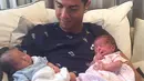 Sepasang anak kembar Cristiano Ronaldo ini lahir pada 8 Juni 2017 lalu, untuk bayi laki-lakinya bernama Mateo dan bayi perempuannya memiliki nama Eva. Kehadiran anak kembarnya itu tentu menambah kebahagiaan Ronaldo. (Instagram/cristiano)