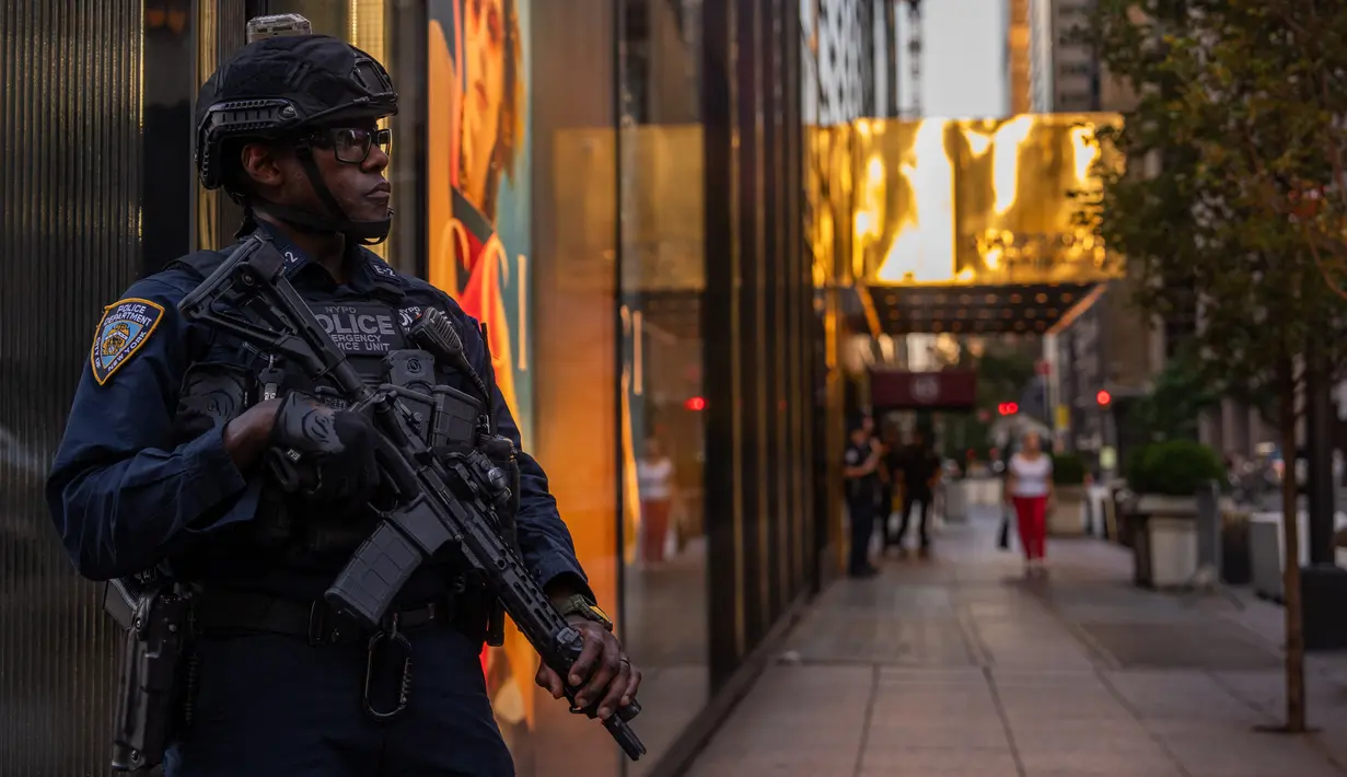 Selama bertahun-tahun, Trump Tower telah menjadi tempat berkumpul bagi para pendukung dan penentang mantan presiden tersebut. (Adam GRAY / AFP)