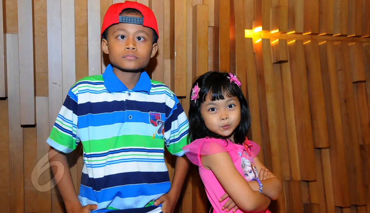 Artis cilik Sony Wakwaw dan  Misca Fortuna usai menghadiri jumpa pers di SCTV Tower, Senayan, Jakarta, Rabu (3/6/2015). Menyambut datangnya Bulan Suci Ramadan 1436 H, SCTV telah mempersiapkan tayangan-tayangan spesial. (Liputan6.com/Faisal R Syam)