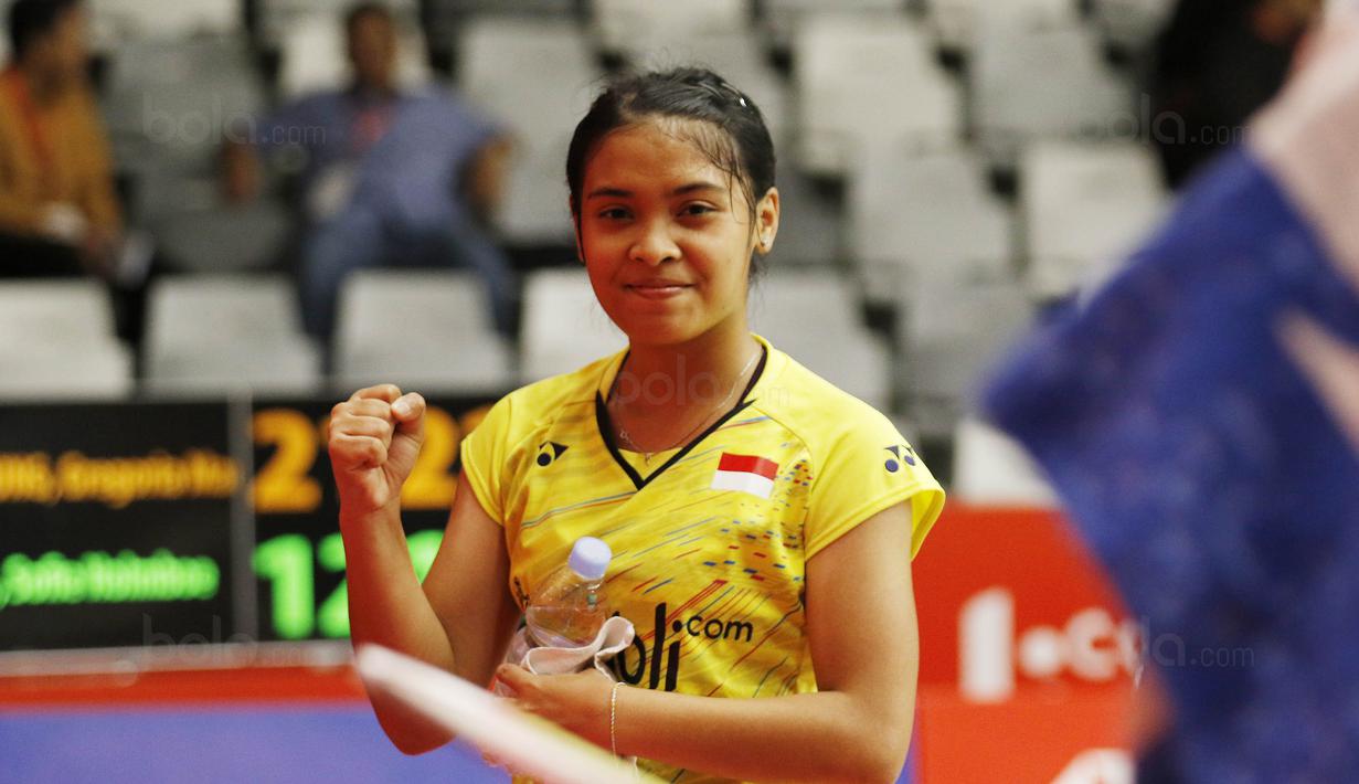 Pebulutangkis Indonesia, Gregoria Mariska, saat melawan pebulutangkis Denmark, Sofie Holmboe Dahl, pada laga Indonesia Masters 2018 di Istora Senayan, Selasa (23/1/2018). Gregoria menang 21-12 dan 21-13 atas Sofie Holmboe. (Bola.com/M Iqbal Ichsan)