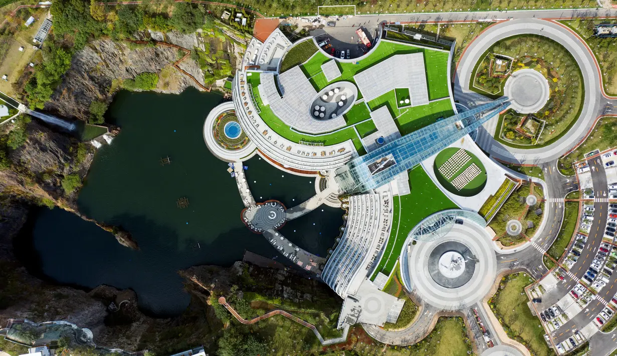 Hotel Intercontinental Shanghai Wonderland di distrik Songjiang, 13 November 2018. Dua dari 18 lantai hotel berada di atas tanah, sementara dua yang terendah sepenuhnya tenggelam oleh sebuah danau yang menempati sisa tambang besar. (JOHANNES EISELE/AFP)