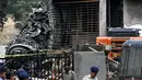 Bandara tersebut dikelilingi oleh kawasan pemukiman yang sangat padat dan turut memperparah dampak kecelakaan. (Punit PARANJPE/AFP)