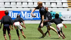 Pangeran Harry bermain rugby dengan anak-anak di Durban, Afrika Selatan, (1/12/2015). (Reuters/Rogan Ward)