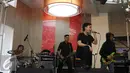 Penampilan musisi Grassrock  seusai  peluncuran album di Kawasan Kemang, Jakarta, Jumat (29/04/2016). Boomerang, Grassrock dan D'bandhits launching album kompilasi mereka yang diberi nama 3 ROCK. (Liputan6.com/Herman Zakharia)