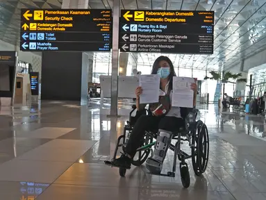 Calon penumpang dengan ijin khusus berobat menunjukan surat syarat terbang di Terminal 3 Bandara Soekarno Hatta, Tangerang, Banten, Kamis (7/5/2020). Pemerintah melalui kementerian Perhubungan membuka kembali penerbangan domestik dengan penumpang bersyarat. (Liputan6.com/Herman Zakharia)