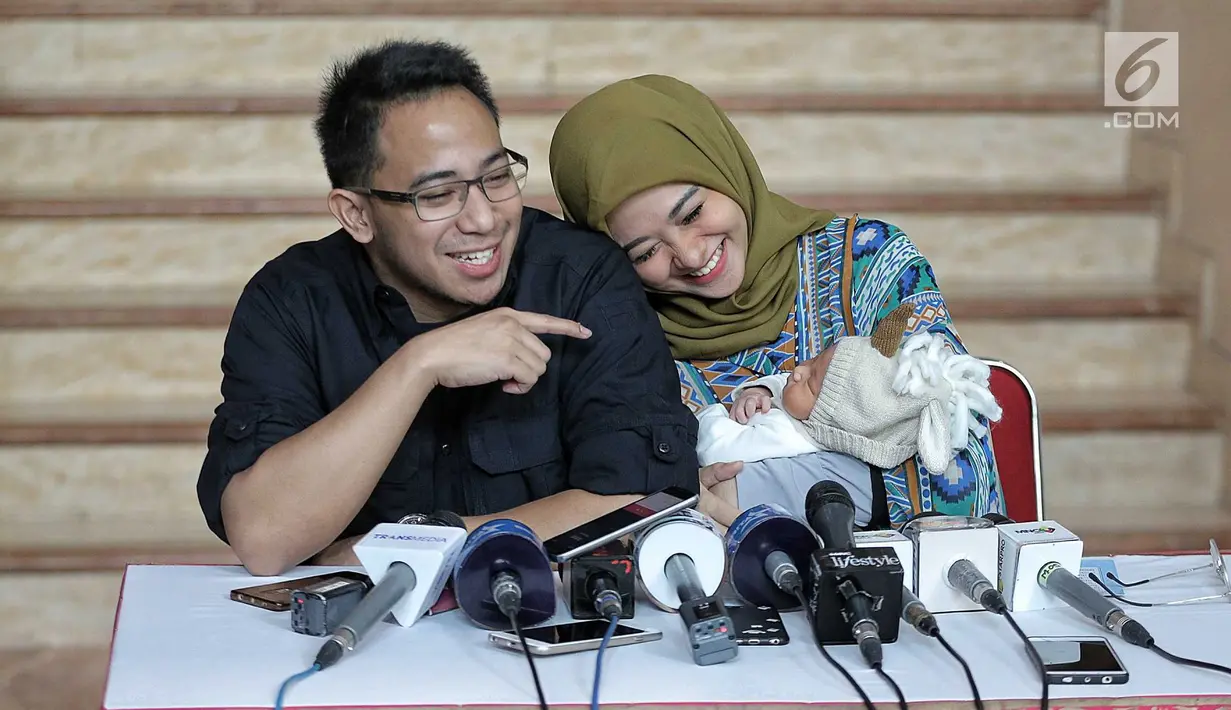 Artis Poppy Bunga bersama suaminya Muhammad Arkandra Malik Riphat memberi keterangan pers usai melahirkan anak kedua di RS Meilia, Depok, Jawa Barat, Jumat  (20/7). Poppy melahirkan anak laki-laki pada 17 Juli 2018. (Liputan6.com/Faizal Fanani)