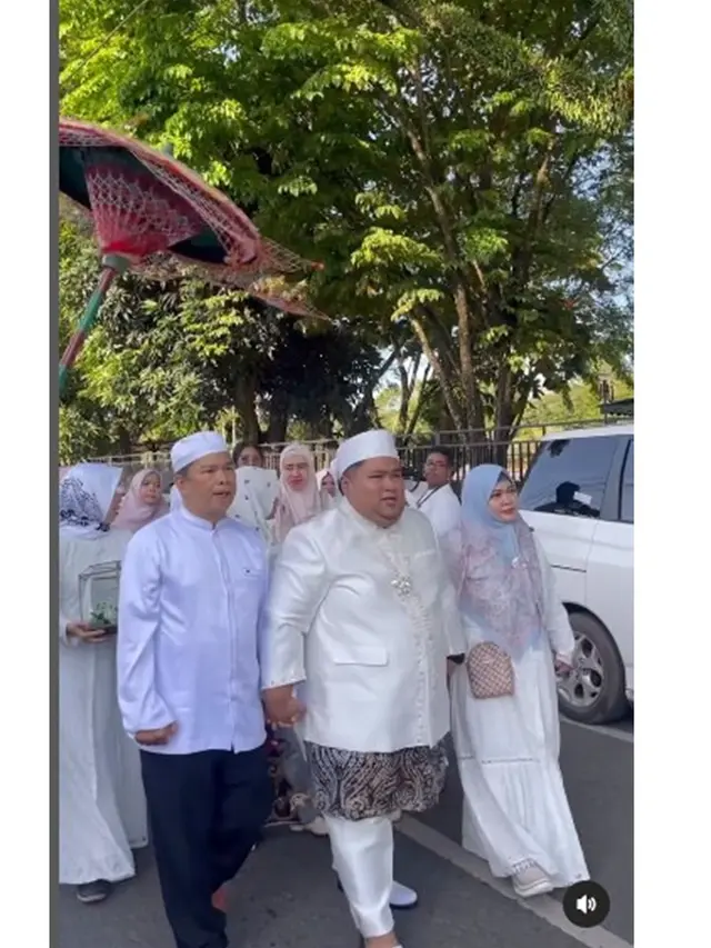 8 Momen Pernikahan Tommy Kaganangan 'May Gondrong Ronaldowati', Penuh Haru Bahagia