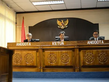 Pimpinan Sidang, Yhannu Setyawan (tengah) membacakan putusan di Komisi Informasi Publik, Jakarta, Rabu (29/7/2015). Sidang dengan agenda dokumen pemecatan Letjen Prabowo Subianto antara Pemohon KontraS dan termohon Mabes TNI. (Liputan6.com/Faizal Fanani)