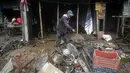 Banjir juga menghancurkan puluhan rumah warga dan merusak jalan raya, serta menyebabkan 39 distrik di Nepal terisolasi. (PRAKASH MATHEMA/AFP)