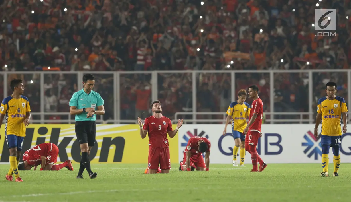 Penyerang Persija, Marko Simic menengadah usai mengalahkan Tampines Rovers pada penyisihan grup H Piala AFC 2018 di Stadion GBK, Jakarta, Rabu (28/2). Persija unggul 4-1. (Liputan6.com/Helmi Fithriansyah)
