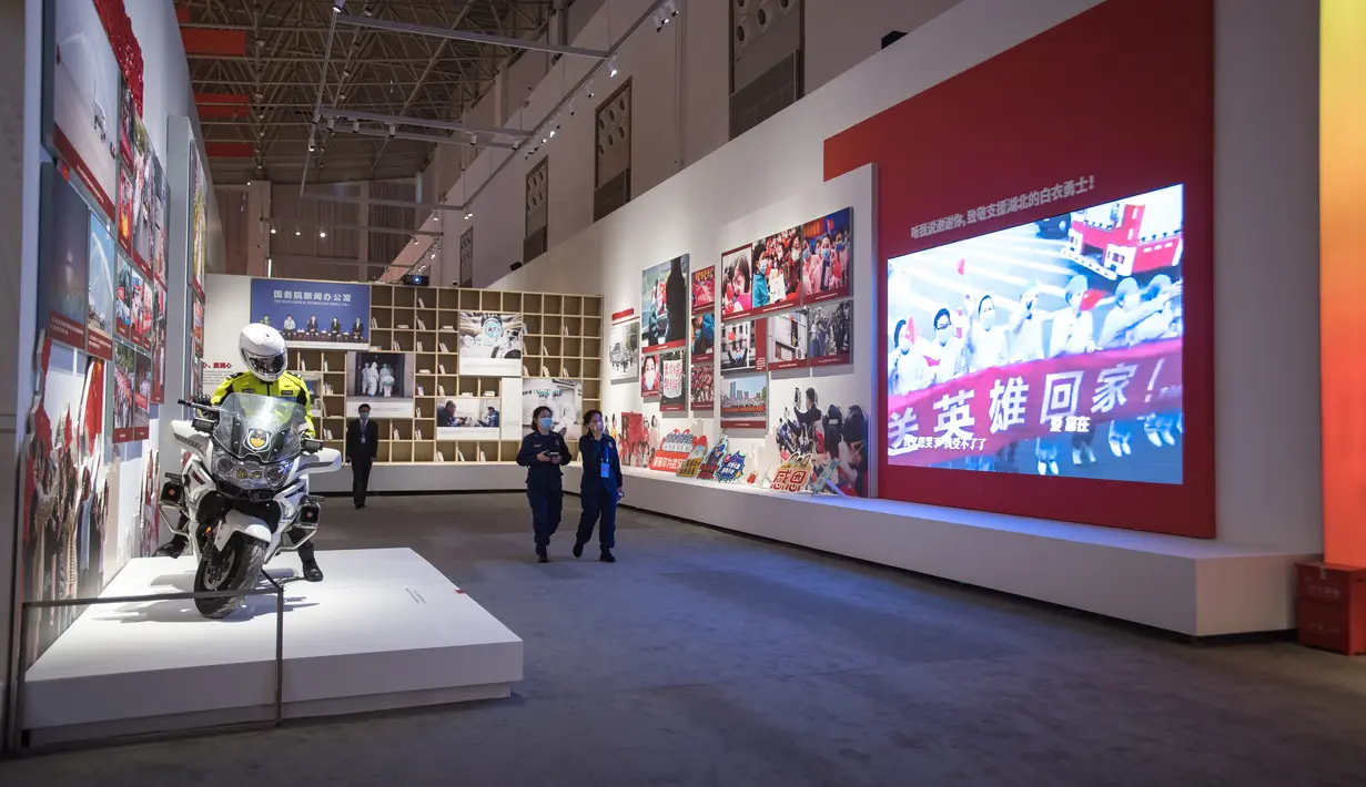 Sejumlah orang mengunjungi pameran perjuangan China melawan epidemi COVID-19 di Wuhan, Provinsi Hubei, China  (15/10/2020). Pameran yang berlangsung selama tiga bulan itu menghadirkan lebih dari 1.100 foto dan 1.000 benda pameran fisik, serta berbagai video dan cuplikan adegan. (Xinhua/Xiao Yijiu)