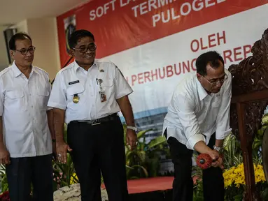 Menhub Budi Karya bersiap memukul gong saat soft launching Terminal Bus Pulo Gebang Jakarta, Rabu (28/12). Terminal ini disebut-sebut sebagai yang terbesar se-Asia Tenggara, dan akan dijadikan basis utama bus- AKAP. (Liputan6.com/Faizal Fanani)