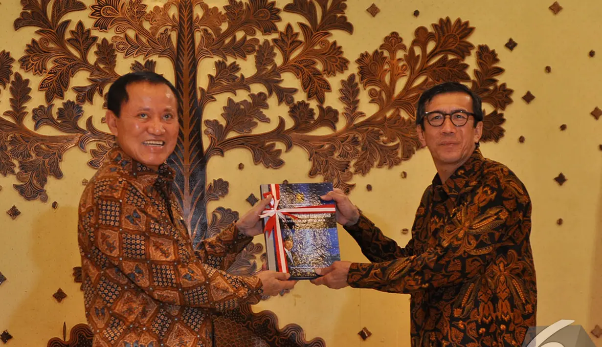 Menkum HAM Yosanna Laoly (kanan) dan Mantan Menkum HAM Amir Syamsuddin (kiri) saat serah terima jabatan di Kantor Kemenkum HAM, Jakarta, Senin (27/10/2014). (Liputan6.com/Miftahul Hayat)