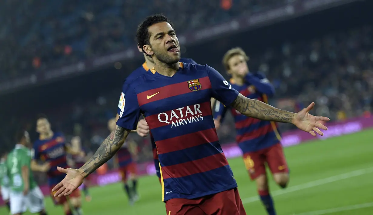 Pemain Barcelona, Dani Alves merayakan golnya ke gawang Villanovense pada laga Copa del Rey (King's Cup) di Stadion Camp Nou, Barcelona, Kamis (3/12/2015).  (AFP Photo/Lluis Gene)