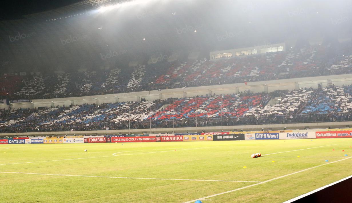 Bobotoh melakukan aksi koreografi saat timnya melawan Persija Jakarta pada Torabika SC 2016 di Stadion Gelora Bandung Lauta Api, Bandung, Sabtu (16/7/2016). (Bola.com/Nicklas Hanoatubun)