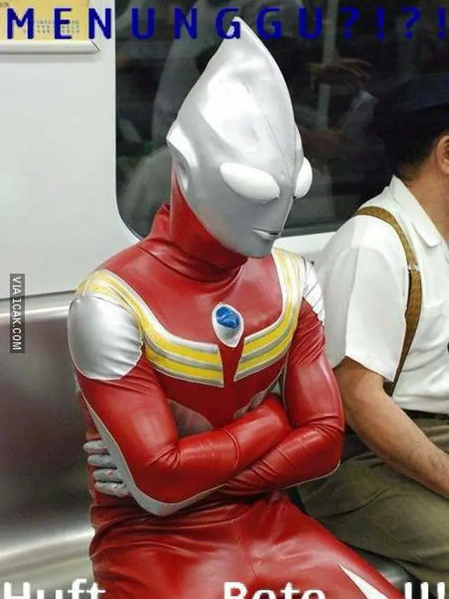 6 Potret Orang Pakai Kostum Ultraman di Tempat Umum Ini Curi Perhatian