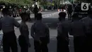 Petugas kepolisian menutup sementara akses jalan Kuningan Persada di sekitar Gedung Merah Putih KPK, Jakarta, Jumat (28/5/2021). Pengamanan gedung Merah Putih KPK dan sekitarnya diperketat menyusul informasi adanya aksi unjuk rasa. (Liputan6.com/Helmi Fithriansyah)