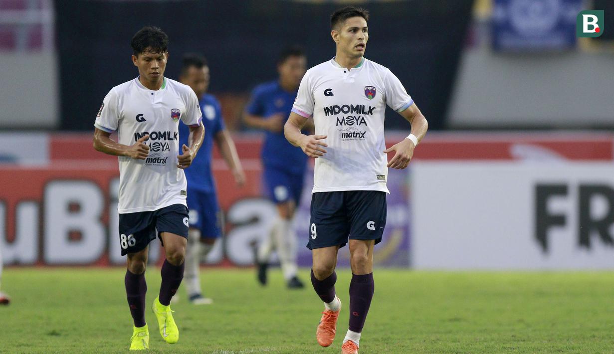 Ekspresi striker Persita Tangerang, Ramiro Ezequiel Fergonzi (kanan), usai mencetak gol melalui eksekusi penalti ke gawang PSIS Semarang dalam lanjutan pertandingan babak penyisihan Grup A Piala Presiden 2022 antara PSIS Semarang menghadapi Persita Tengerang di Stadion Manahan, Solo, Jawa Tengah, Senin (13/6/2022). (Bola.com/Arief Bagus)