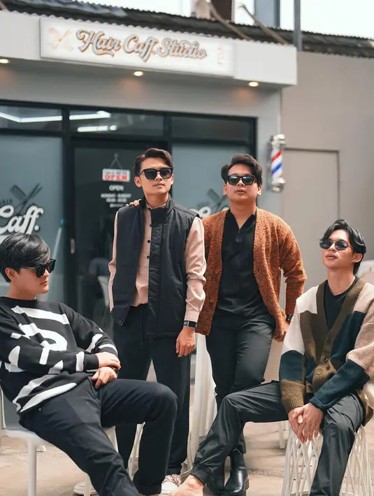Bahkan, meski status keempatnya telah berumah tangga serta memiliki anak, pesona dari personel ADAM Musik tetap mencuri perhatian. Kedekatan antara personel ini bahkan disebut bak saudara. (Liputan6.com/IG/@dodihidayatullah)