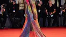 Jodie Turner-Smith berpose untuk fotografer setibanya pada pemutaran perdana film 'Bardo' dalam Venice Film Festival 2022 di Venesia, Italia, 1 September 2022. Jodie melengkapi penampilannya dengan kalung berlian serta anting-anting liontin saat dia mengenakan clutch lavender yang apik. (Photo by Vianney Le Caer/Invision/AP)